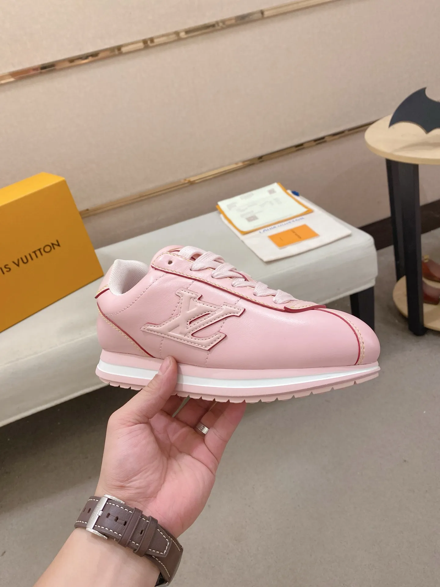 Men's shoes💰: Couple style 700💰LOUIS VUITTON Footint Soccer sneakers‼ ️ The top version, the same sneakers for LV couples. You will look fashionable when you wear them. This Footint Soccer sneaker was unveiled in the 2025 spring and summer series fashion show. The tongue is embellished with the Lvers United badge inspired by the football team. The rubber sole of the foot is decorated with multiple Louis Vuitton logos. The original latest packaging. Fabric: original imported cowhide. Lining: original imported breathable mesh. Foot pad: original injection molding pad. Outsole: original molded T combination outsole. Size: 35-45.